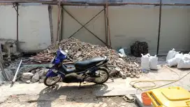 Tanah merah campur pengurugan urug buang puing sampah urugan puing