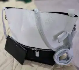 Di jual tas charles and keith LIKE NEW