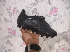 SEPATU BOLA KULIT MOTIF UNIK