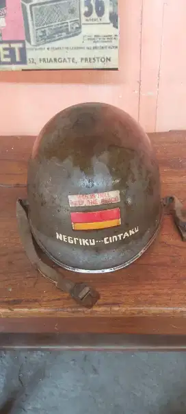 Helm tentara utuh