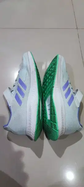 Sepatu anak adidas