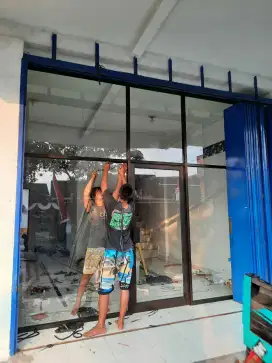 Pintu kaca ruko partisi toko kusen aluminium sekat kaca dinding gypsum