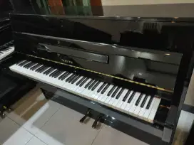 Piano Yamaha LU black