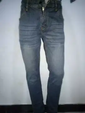 Skinny jeans PULL&BEAR whisker. COD Jakarta dan sekitarnya