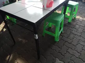 Meja makan lapis keramik putih