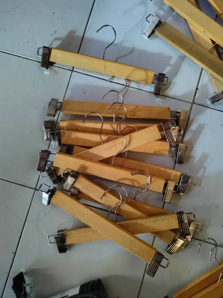 Hanger jepitan kayu