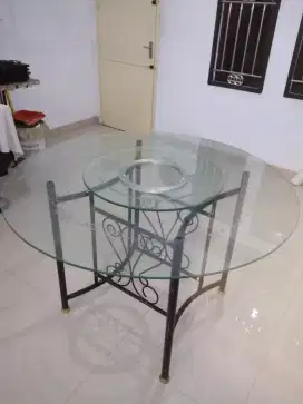 Meja makan kaca grafir