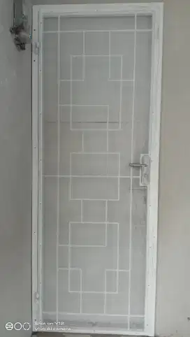 Pintu teralis kasa nyamuk