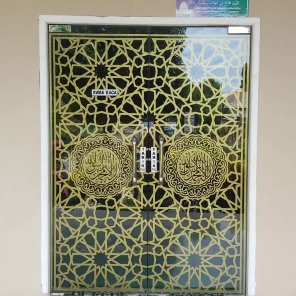 Sunblast dan kaca film untuk menahan cahaya matahari