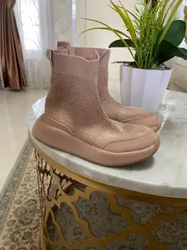 Sepatu zara pink
