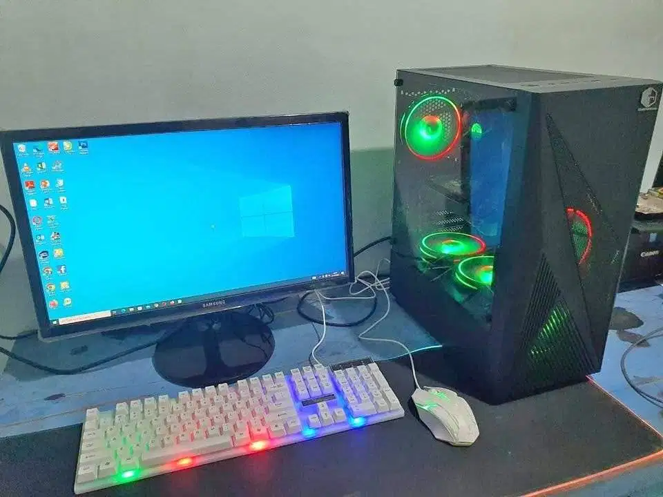 JUAL CEPAT PC GAMING FULLSET! RAM 16GB SSD 256GB HARDDISK 1TB i5  4430