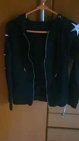 Dijual jaket warna hitam size S untuk badan kecil