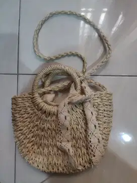 Tas rajut wanita putih