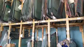 Kaca mobil berikut pemasangan