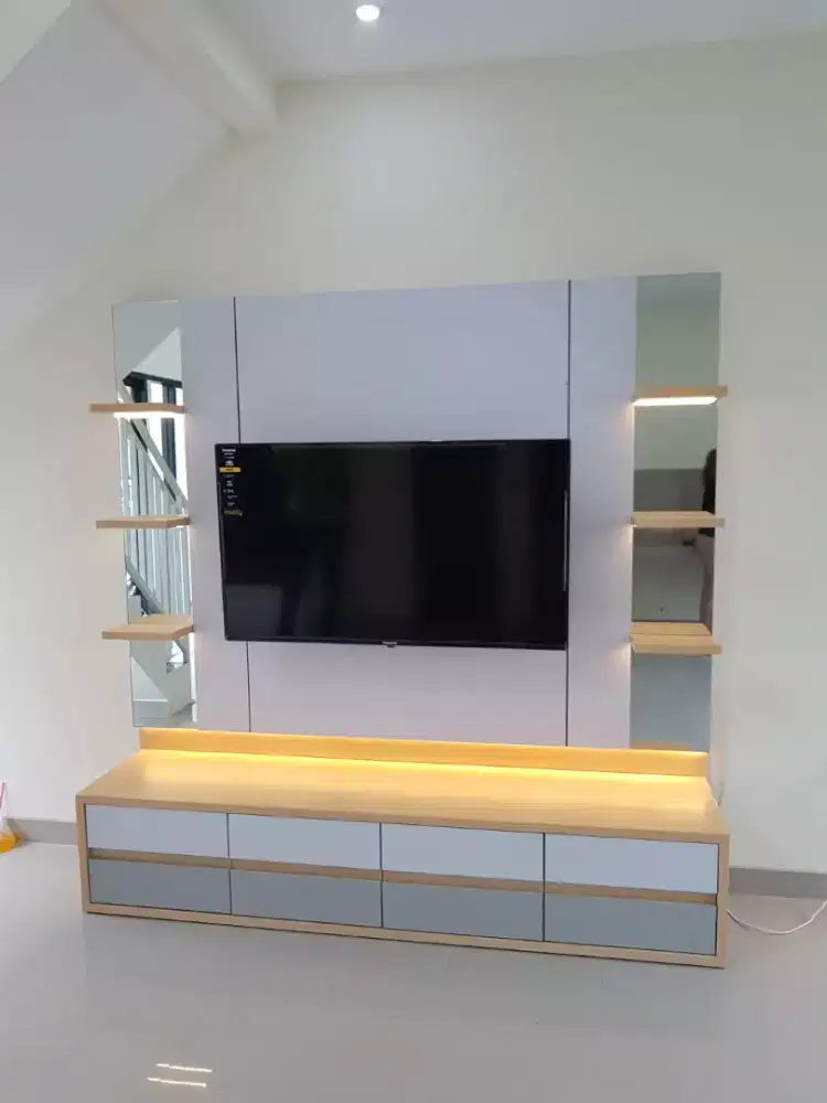 Backdrop TV plus rak dan laci