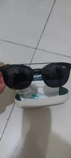 Kaca Mata Hitam Lacoste