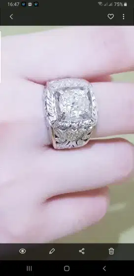 Dijual cincin emas bermata berlian besar dan kuno.