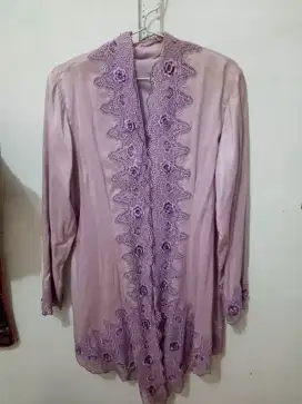 Kebaya panjang buka muka warna ungu satin dgn sulaman + monte2 bunga