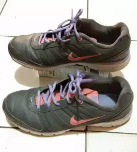 Sepatu nike Air TR ori,  running jogging size 39 warna abu pink.