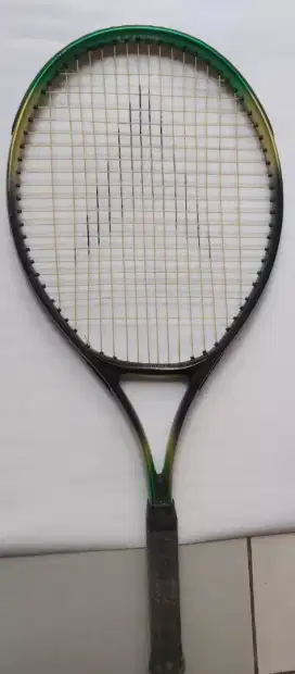 Raket tennis Agassi dan sarung raketnya