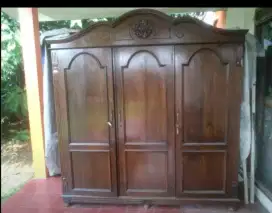Lemari jati bermahkota