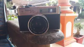 Kamera antik YASHICA MG-1 tahun 1975