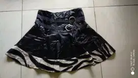 Rok mini ukuran M, panjang rok 37 cm, lingkar pinggang 68cm ada karet