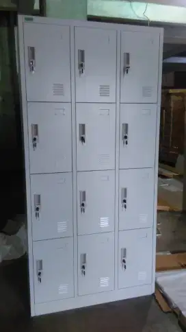 Lemari besi  loker 12 pintu new