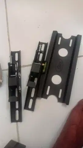 Pemasangan rak tv bracket dinding dan informasi biaya