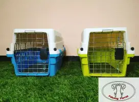 Kennel Box/Pet Cargo ukuran M 50x32x30 ada 2 pilihan Biru atau Hijau.