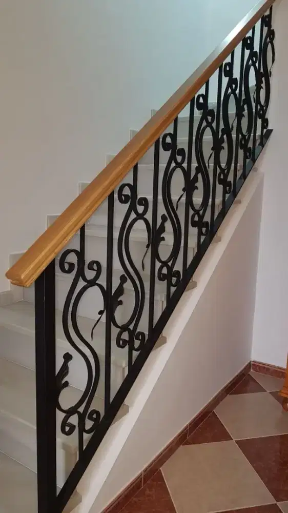 Railling tangga pegangan kayu