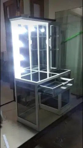 Lemari kaca almini