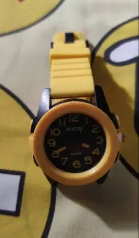 Jam tangan kuning nixon