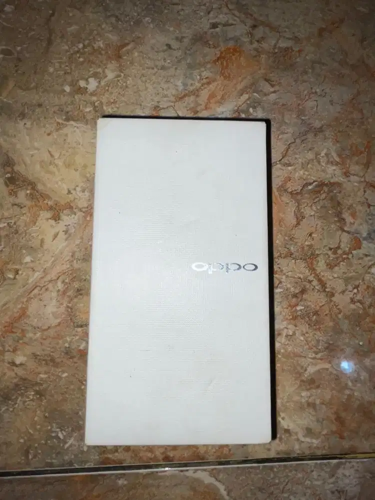 Dus oppo warna putih