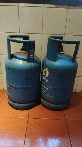 tabung gas 12 kg kosong.. ada 2 tabung