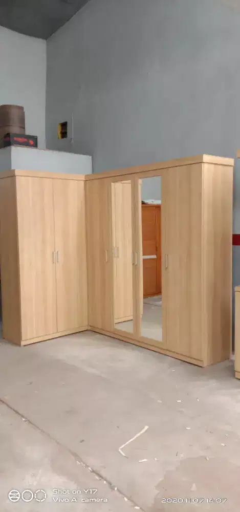 Lemari pakaian model L