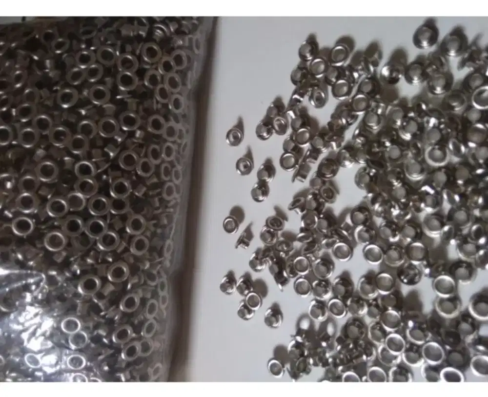 Mata itik uk. 3 mm nikel/silver