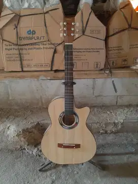 Gitar akustik natural