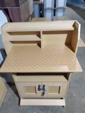Meja belajar minimalis