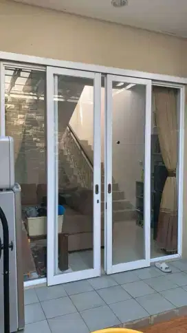 Kaca partisi aluminium