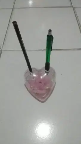 Tempat pena dan pemberat kertas