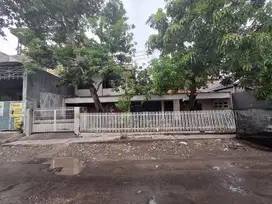 Pusat kota sby Dijual rumah hitung tanah petemon kondisi perlu renovas