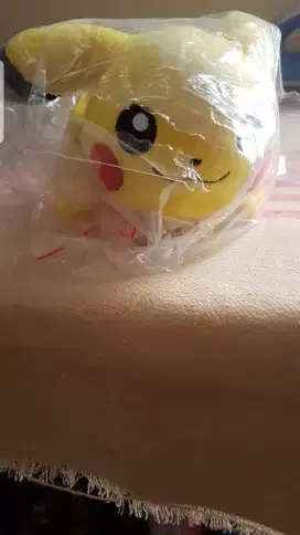 boneka pikachu pokemon dudukan marvel kamera dri uniqlo