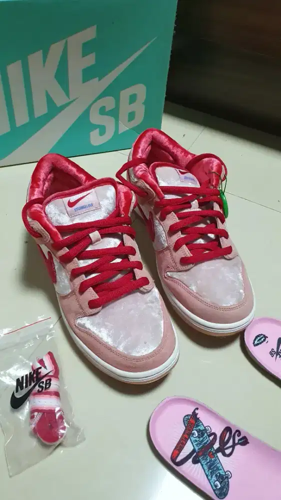 Nike SB dunk low Strange Love