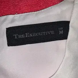 The Executive atasan wanita putih