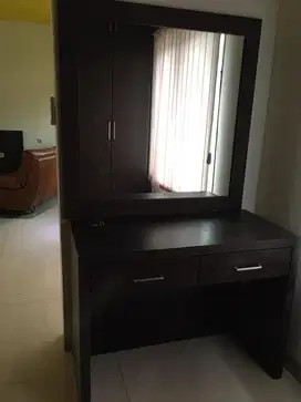 Meja rias dan kaca rias