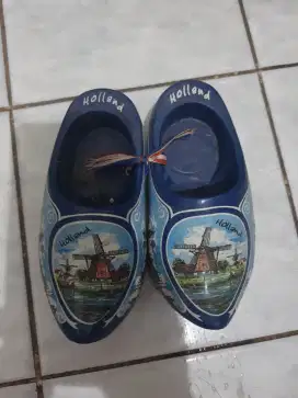 Pajangan  keramik sepatu holland besar