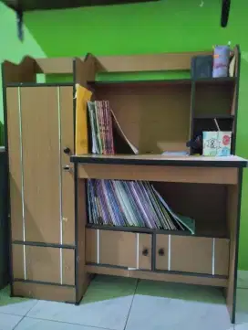 Meja belajar banyak rak