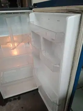 kulkas bekas cafe bekas , kita beli dan siap jemput
