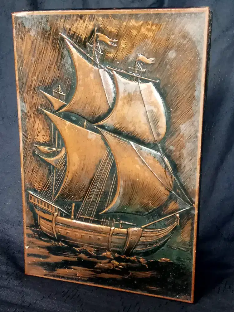 box tin, kapal pinisi, motif timbul